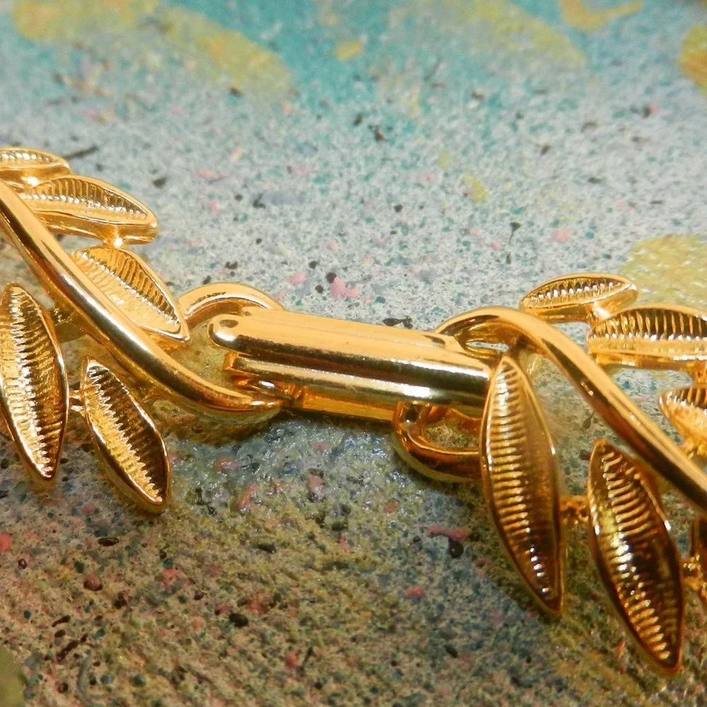 VTG chunky gold naturecore necklace monochrome metallic gold tone leaves choker